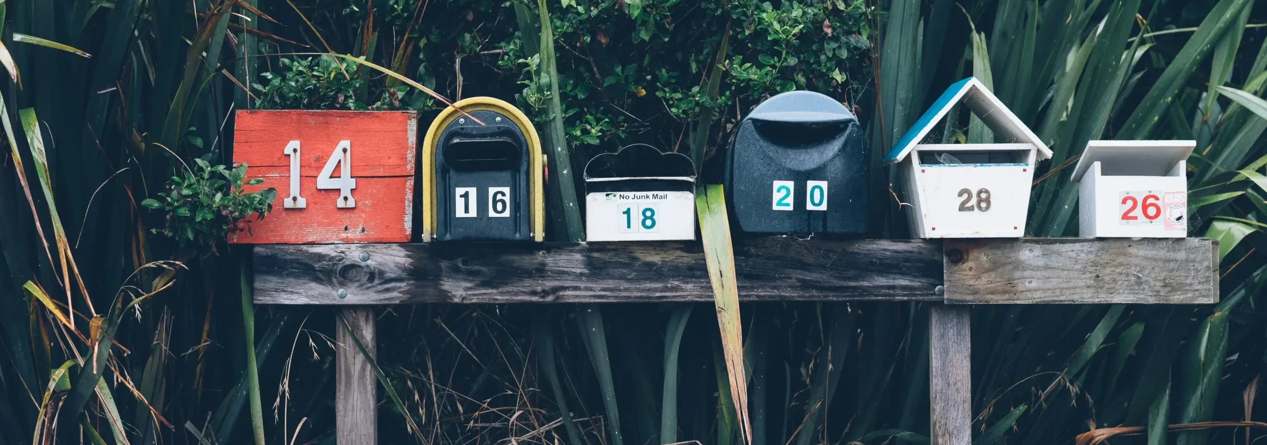 Newsletter Anmeldung – Briefkästen Symbolbild Briefkästen im Grünen – Symbol für den Reise-Newsletter von Shangri La Hamburg