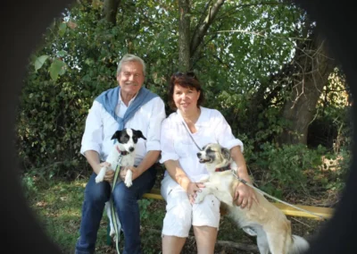 Ehepaar Ronner und Hunde auf Bank