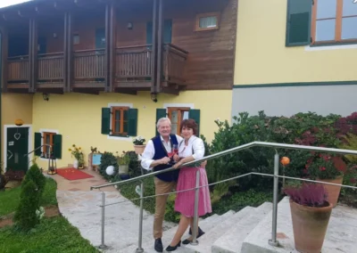 Ehepaar Ronner vor dem Haus