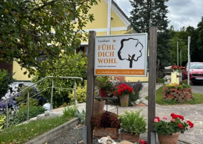 liegende Hunde vor Hotelschild