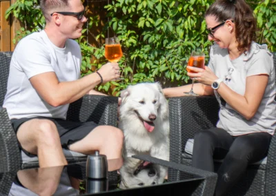 Sundowner mit Hund auf der Terrasse