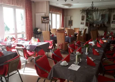 Unser Essbereich rot dekoriert