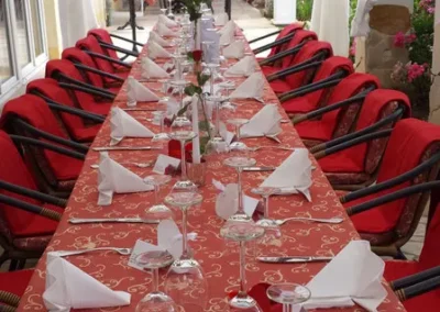 Eigedeckter Tisch auf der Terrasse