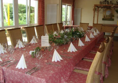Festliche gedeckte Tafel im Gastrobereich