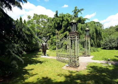 Tor im Garten Eden mit Bronzefigur
